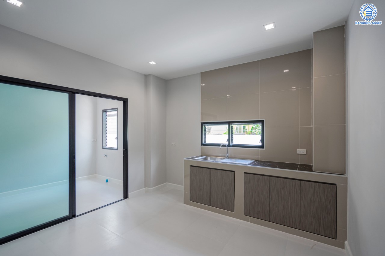 บ้านมือสองตกแต่งใหม่ ม.บ้านชมเพลิน เพชรเกษม หลังมุม เนื้อที่ 122 ตร.ว. ฟังก์ชันครบ 3 ห้องนอน 3 ห้องน้ำ 1 ห้องอเนกประสงค์ 2 ที่จอดรถ บนทำเลศักยภาพ เชื่อมต่อหลายเส้นทาง ใกล้เดอะมอลล์บางแค และรถไฟฟ้าสายสีน้ำเงิน "สถานีหลักสอง" รายล้อมด้วยสิ่งอำนวยความสะดวกครบครัน